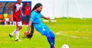 Video: Futbolista provoca dos expulsiones por su cabellera larga