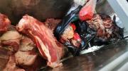 Clausuran carnicería en mercado Uyuni tras hallar más de 300 kilos de carne en descomposición