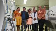 El gobernador Leonardo loza entrega equipos a los hospitales Viedma y Materno Infantil