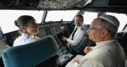 El papa León XIV viaja escoltado por cazas Rafale y el momento se vuelve viral