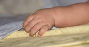 Hallan sin vida y enterrada debajo de unas gradas a una bebé de siete meses en La Paz; la madre fue aprehendida
