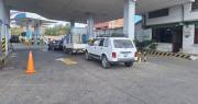 Vuelven las filas por gasolina en el eje troncal de Bolivia y provocan embotellamientos en varias zonas