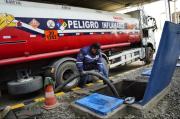 YPFB detecta anomalías en la distribución de casi un millón de litros de gasolina y aleja a su gerente en Potosí