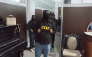 Policías allanan la Fiscalía General y arrestan a funcionarios que denunciaban el secuestro de Róger Mariaca