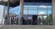 Efectivos policiales resguardan el Palacio de Justicia de la capital cruceña