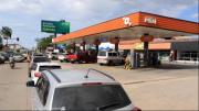 La gasolina vuelve a escasear y la importada queda como alternativa en Santa Cruz