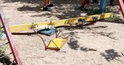 Niña muere tras caerle la madera de una hamaca en un parque de Santa Cruz
