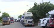 Santa Cruz: Al menos 500 cisternas con combustible siguen varadas en puertas de la refinería de Palmasola