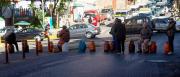 FAMILIAS BLOQUEAN CALLES POR LA FALTA DE GARRAFAS DE GLP EN LA PAZ