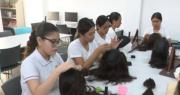 ‘Trenzando sonrisas’: estudiantes convierten cabello donado en pelucas para mujeres y niñas con cáncer