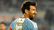 En el minuto 10, el Monumental se levanta y ovaciona a Messi en su despedida