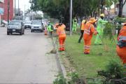 Intensifican la limpieza y mantenimiento de áreas verdes en la capital cruceña