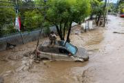 Kast decreta estado de catástrofe en zona este de Santiago arrasada por torrente de agua