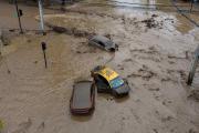 Lluvias intensas causan aluvión que arrastra autos y buses en el este de Santiago de Chile
