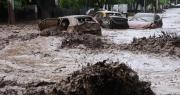 Lluvias intensas causan aluvión que arrastra autos y buses en el este de Santiago de Chile