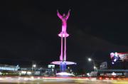 La capital cruceña se tiñe de rosa para concienciar sobre el cáncer de mama