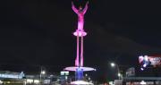 Santa Cruz se tiñe de rosa: iluminan el Cristo y la plaza 24 de Septiembre para promover la prevención del cáncer de mama