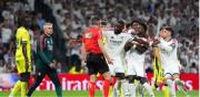 El Madrid sufre con 10 pero gana con gol de Diomande al Villarreal