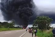 Cisterna con combustible se vuelca y provoca incendio y explosiones en la carretera a Yapacaní