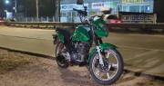 Indagan si delincuentes abandonaron una moto usada para huir tras atracar una joyería en Santa Cruz