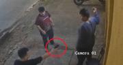Video: Buscan a sujeto que disparó a dos personas afuera de un local en Santa Cruz