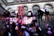 Mujeres se movilizan en semáforos en campaña contra la violencia en Bolivia
