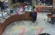 Atraco a joyería: Cámaras captan a trabajadora guardando joyas en bolsos de delincuentes; quedó aprehendida