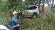 Hallan sin vida a un hombre en su auto en el Trópico; tenía varias heridas punzocortantes