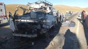 Minibús impacta contra un camión que hacía fila en un peaje de la carretera Oruro-La Paz y provoca dos muertos
