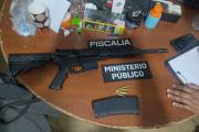 Fiscalía instaura caso ante hallazgo de un Fusil AR-15 en el inmueble en Santa Cruz