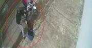 Video: Así atracaron a una joven que estaba sentada en una acera en Alto San Pedro