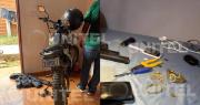 Un arma y joyas, entre lo hallado en el allanamiento a presuntos atracadores de joyería en Santa Cruz