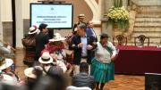 Ayllus sacan a bailar a Rodrigo Paz durante la entrega de personería jurídica que los reconoce legalmente