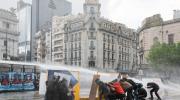 La Policía reprime una masiva manifestación contra Milei en Buenos Aires