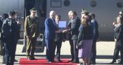 José Antonio Kast llega al aeropuerto de El Alto y es recibido con honores militares