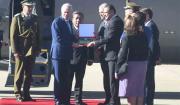 José Antonio Kast arriba al aeropuerto de El Alto en medio de un recibimiento militar