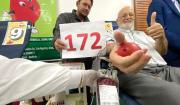 El padre Mateo realiza su donación de sangre número 172