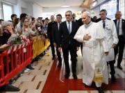 León XIV sale del hospital y regresa al Vaticano tras una operación por cáncer de pulmón