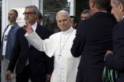 LEÓN XIV SALE DEL HOSPITAL Y REGRESA AL VATICANO TRAS SU OPERACIÓN POR UN TUMOR PULMONAR