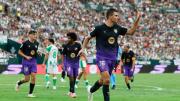 Barcelona golea al Betis y mantiene su paso perfecto en la Liga