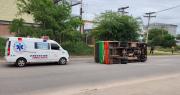 Micro de la línea 132 termina volcado con pasajeros a bordo