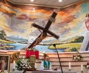 Sacerdote fallece al ser golpeado por una cruz mientras celebraba la misa