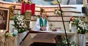 Tragedia en la misa: Una enorme cruz de madera cayó sobre un sacerdote y le causó la muerte