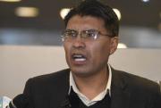 AGENTES POLICIALES APREHENDEN AL SENADOR NILTON CONDORI: Acusado de incitación a la violencia