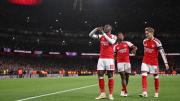 Arsenal sufre, vence al Nottingham Forest y sigue al acecho del City