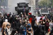 Miles marchan en Chile para conmemorar el estallido y protestar contra recortes de Kast