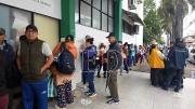 Pese a las fichas digitales, pacientes madrugan para conseguir atención en el hospital San Juan de Dios
