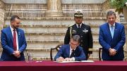 Paz promulga ley y busca fondos para reformar la justicia