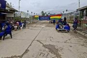 Bagalleros bloquean puente fronterizo con Argentina en rechazo a restricciones aduaneras