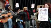 Protestas no dan tregua en Francia mientras el comercio evalúa daños